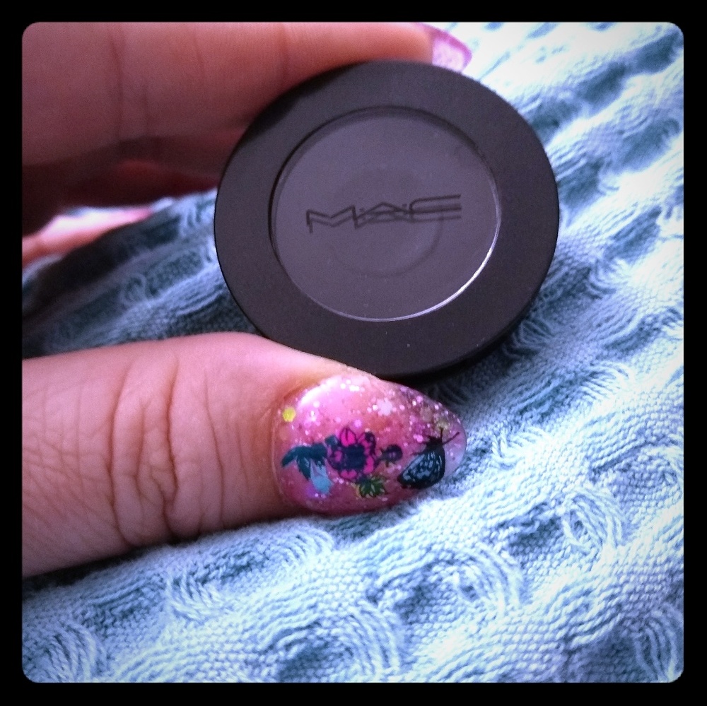 M.A.C Beg For It into the well Eyeshadow